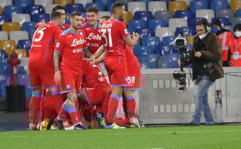 Fiorentina golea 5-2 al Napoli; Lozano expulsado