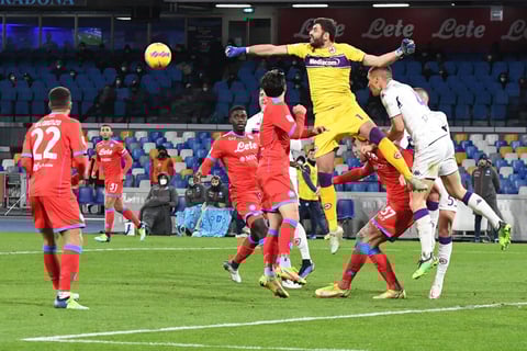 Fiorentina golea 5-2 al Napoli; Lozano expulsado