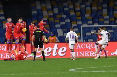 Fiorentina golea 5-2 al Napoli; Lozano expulsado