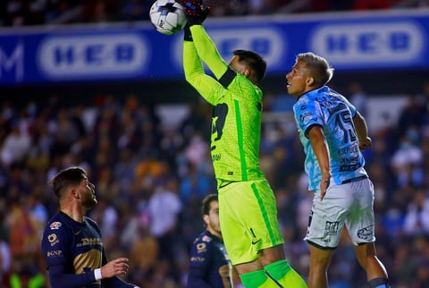 MEX2888. QUERÉTARO (MÉXICO), 14/01/2022.- El jugador Angel Sepulveda de Querétaro (d) disputa el balón con el guardameta Alfredo Talavera (c) de Pumas hoy, durante un partido de la jornada 2 del Torneo Clausura del fútbol mexicano, en el estadio de la Corregidora en Querétaro (México). EFE/Víctor Cruz
