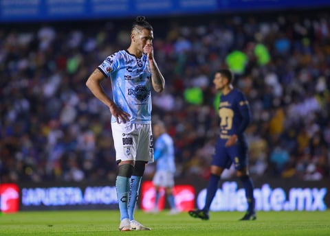 MEX2888. QUERÉTARO (MÉXICO), 14/01/2022.- El jugador Jonathan Dos Santos de Querétaro se lamenta tras fallar una jugada de gol ante Pumas hoy, durante un partido de la jornada 2 del Torneo Clausura del fútbol mexicano, en el estadio de la Corregidora en Querétaro (México). EFE/Víctor Cruz