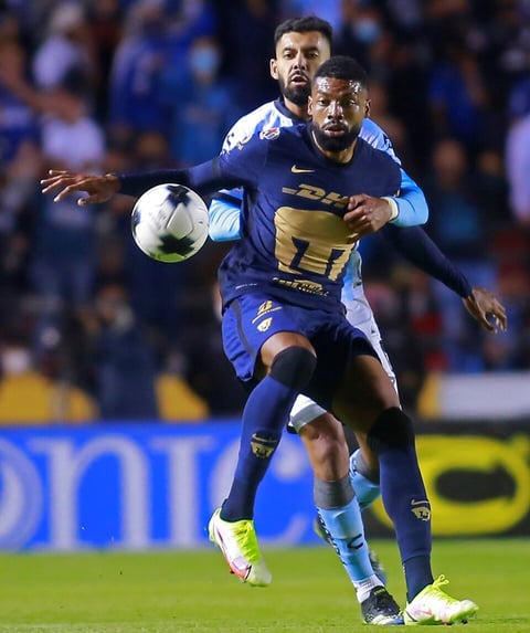 MEX2888. QUERÉTARO (MÉXICO), 14/01/2022.- El jugador  Enzo Martinez (atrás) de Querétaro disputa el balón con Higor Meritao de Pumas hoy, durante un partido de la jornada 2 del Torneo Clausura del fútbol mexicano, en el estadio de la Corregidora en Querétaro (México). EFE/Víctor Cruz