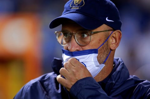 MEX2888. QUERÉTARO (MÉXICO), 14/01/2022.- El entrenador Andrés Lillin de Pumas ante Querétaro hoy, durante un partido de la jornada 2 del Torneo Clausura del fútbol mexicano, en el estadio de la Corregidora en Querétaro (México). EFE/Víctor Cruz