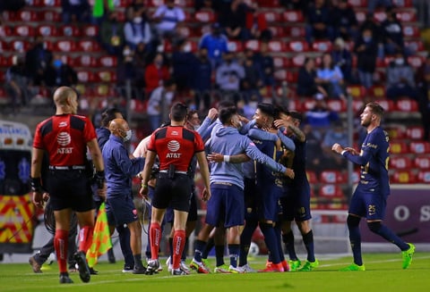 MEX2888. QUERÉTARO (MÉXICO), 14/01/2022.- Los jugadores de Pumas festejan una anotación ante Querétaro hoy, durante un partido de la jornada 2 del Torneo Clausura del fútbol mexicano, en el estadio de la Corregidora en Querétaro (México). EFE/Víctor Cruz