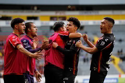 AME9152. GUADALAJARA (MÉXICO), 15/01/2022.- Jugadores de Atlas celebran una anotación ante San Luis hoy, durante el partido de la jornada 2 torneo clausura 2022 del fútbol mexicano, disputado en el Estadio Jalisco, en Guadalajara, Jalisco (México). EFE/ Francisco Guasco