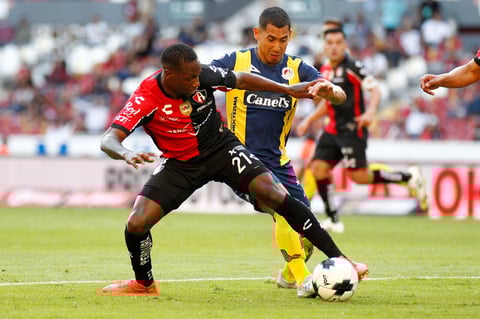 AME9152. GUADALAJARA (MÉXICO), 15/01/2022.- Anibal Chala (i) de Atlas disputa el balón con Ricardo Chávez (d) de San Luis hoy, durante el partido de la jornada 2 torneo clausura 2022 del fútbol mexicano, disputado en el Estadio Jalisco, en Guadalajara, Jalisco (México). EFE/ Francisco Guasco