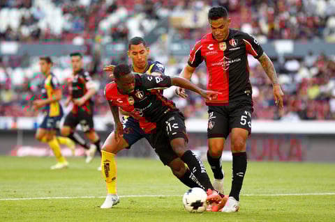 AME9152. GUADALAJARA (MÉXICO), 15/01/2022.- Anibal Chala (i) y Anderson Santamaría (d) de Atlas disputa el balón con Ricardo Chávez (c) de San Luis hoy, durante el partido de la jornada 2 torneo clausura 2022 del fútbol mexicano, disputado en el Estadio Jalisco, en Guadalajara, Jalisco (México). EFE/ Francisco Guasco