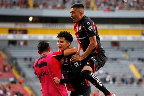 AME9152. GUADALAJARA (MÉXICO), 15/01/2022.- Jugadores de Atlas celebra una anotación ante San Luis hoy, durante el partido de la jornada 2 torneo clausura 2022 del fútbol mexicano, disputado en el Estadio Jalisco, en Guadalajara, Jalisco (México). EFE/ Francisco Guasco