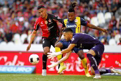 AME9152. GUADALAJARA (MÉXICO), 15/01/2022.- Anderson Santamaría (i) y Camilo Vargas (d) guardameta de Atlas disputa el balón con Jhon Murillo (c) de San Luis hoy, durante el partido de la jornada 2 torneo clausura 2022 del fútbol mexicano, disputado en el Estadio Jalisco, en Guadalajara, Jalisco (México). EFE/ Francisco Guasco
