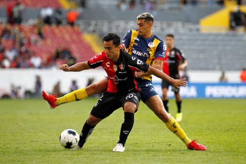 AME9152. GUADALAJARA (MÉXICO), 15/01/2022.- Ían Torres (i) de Atlas disputa el balón con Germán Berterame (d) de San Luis hoy, durante el partido de la jornada 2 torneo clausura 2022 del fútbol mexicano, disputado en el Estadio Jalisco, en Guadalajara, Jalisco (México). EFE/ Francisco Guasco