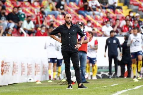 AME9152. GUADALAJARA (MÉXICO), 15/01/2022.- Marcelo Mendez entrenador de San Luis reacciona hoy, durante el partido de la jornada 2 torneo clausura 2022 del fútbol mexicano, disputado en el Estadio Jalisco, en Guadalajara, Jalisco (México). EFE/ Francisco Guasco
