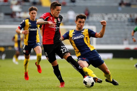 AME9152. GUADALAJARA (MÉXICO), 15/01/2022.- Franco Troyansky (i) de Atlas disputa el balón con Unai Bilbao (d) de San Luis hoy, durante el partido de la jornada 2 torneo clausura 2022 del fútbol mexicano, disputado en el Estadio Jalisco, en Guadalajara, Jalisco (México). EFE/ Francisco Guasco
