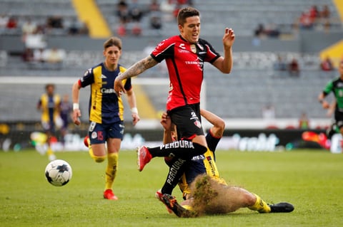AME9152. GUADALAJARA (MÉXICO), 15/01/2022.- Franco Troyansky (i) de Atlas disputa el balón con Unai Bilbao (d) de San Luis hoy, durante el partido de la jornada 2 torneo clausura 2022 del fútbol mexicano, disputado en el Estadio Jalisco, en Guadalajara, Jalisco (México). EFE/ Francisco Guasco