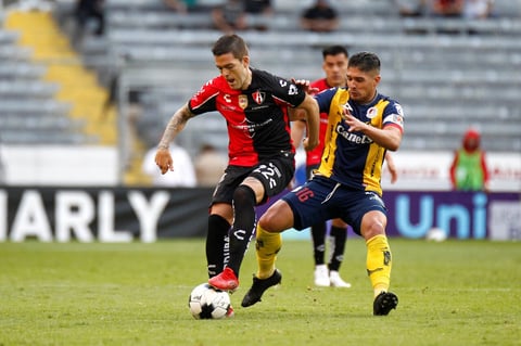 AME9152. GUADALAJARA (MÉXICO), 15/01/2022.- Franco Troyansky (i) de Atlas disputa el balón con Javier Güemez (d) de San Luis hoy, durante el partido de la jornada 2 torneo clausura 2022 del fútbol mexicano, disputado en el Estadio Jalisco, en Guadalajara, Jalisco (México). EFE/ Francisco Guasco