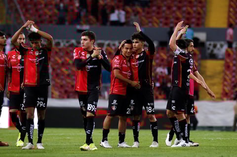 AME9152. GUADALAJARA (MÉXICO), 15/01/2022.- Jugadores de Atlas celebran su triunfo ante San Luis hoy, durante el partido de la jornada 2 torneo clausura 2022 del fútbol mexicano, disputado en el Estadio Jalisco, en Guadalajara, Jalisco (México). EFE/ Francisco Guasco