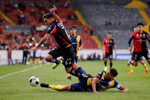 AME9152. GUADALAJARA (MÉXICO), 15/01/2022.- Edgar Zaldivar (i) de Atlas disputa el balón con Javier Güemez (d) de San Luis hoy, durante el partido de la jornada 2 torneo clausura 2022 del fútbol mexicano, disputado en el Estadio Jalisco, en Guadalajara, Jalisco (México). EFE/ Francisco Guasco