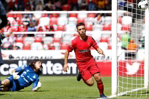 MEX2925. TOLUCA (MÉXICO), 16/01/2022.- Leonardo Fernandez del Toluca celebra un gol ante Santos, durante un partido de la jornada 2 del torneo Clausura 2022 de la Liga MX del fútbol mexicano, disputado en el estadio Nemesio Diez, en Toluca (México). EFE/ Alex Cruz