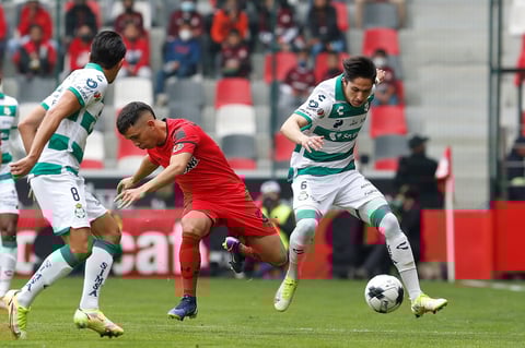 MEX2925. TOLUCA (MÉXICO), 16/01/2022.- Claudio Baeza (i) de Toluca disputa el balón con Alan Cervantes (d) de Santos, durante un partido de la jornada 2 del torneo Clausura 2022 de la Liga MX del fútbol mexicano, disputado en el estadio Nemesio Diez, en Toluca (México). EFE/ Alex Cruz