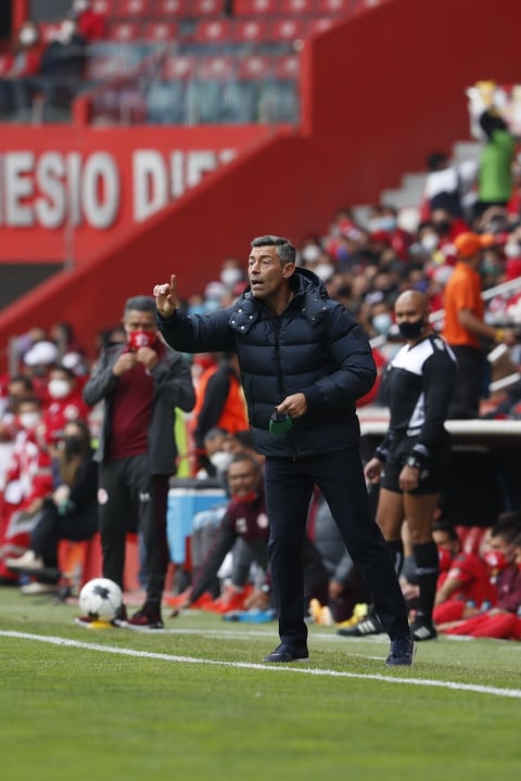 MEX2925. TOLUCA (MÉXICO), 16/01/2022.- El entrenador de Santos Pedro Caixinha da indicaciones ante Toluca, durante un partido de la jornada 2 del torneo Clausura 2022 de la Liga MX del fútbol mexicano, disputado en el estadio Nemesio Diez, en Toluca (México). EFE/ Alex Cruz