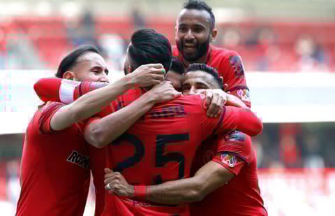 MEX2925. TOLUCA (MÉXICO), 16/01/2022.- Los jugadores de Toluca celebran un gol ante Santos, durante un partido de la jornada 2 del torneo Clausura 2022 de la Liga MX del fútbol mexicano, disputado en el estadio Nemesio Diez, en Toluca (México). EFE/ Alex Cruz