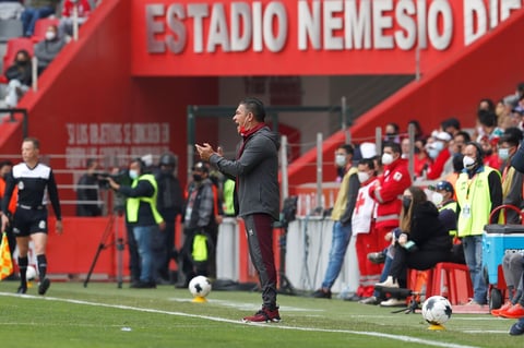 MEX2925. TOLUCA (MÉXICO), 16/01/2022.- El entrenador de TolucaIgnacio Ambriz da indicaciones ante Santos, durante un partido de la jornada 2 del torneo Clausura 2022 de la Liga MX del fútbol mexicano, disputado en el estadio Nemesio Diez, en Toluca (México). EFE/ Alex Cruz