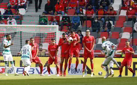 MEX2925. TOLUCA (MÉXICO), 16/01/2022.- Matheus Doria (d) de Santos ejecuta un tiro libre ante Toluca, durante un partido de la jornada 2 del torneo Clausura 2022 de la Liga MX del fútbol mexicano, disputado en el estadio Nemesio Diez, en Toluca (México). EFE/ Alex Cruz