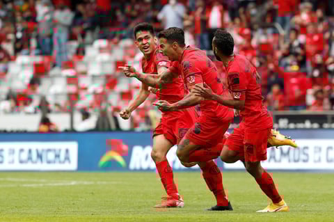 MEX2925. TOLUCA (MÉXICO), 16/01/2022.- Los jugadores de Toluca celebran un gol ante Santos, durante un partido de la jornada 2 del torneo Clausura 2022 de la Liga MX del fútbol mexicano, disputado en el estadio Nemesio Diez, en Toluca (México). EFE/ Alex Cruz