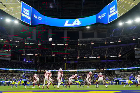 Odell Beckham Jr. y Cooper Kupp capturaron pases de touchdown para los Rams (13-5), campeones de la División Oeste de la Conferencia Nacional