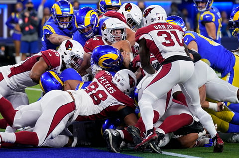 Odell Beckham Jr. y Cooper Kupp capturaron pases de touchdown para los Rams (13-5), campeones de la División Oeste de la Conferencia Nacional