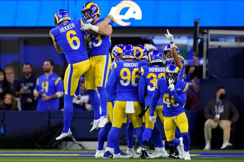 Odell Beckham Jr. y Cooper Kupp capturaron pases de touchdown para los Rams (13-5), campeones de la División Oeste de la Conferencia Nacional