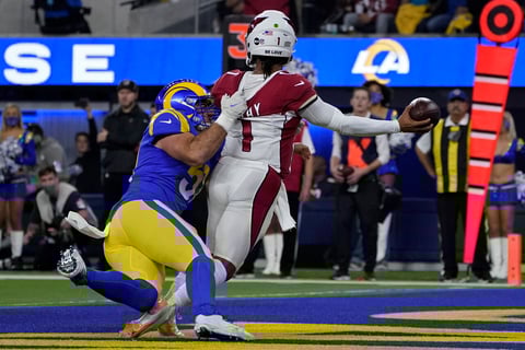 Odell Beckham Jr. y Cooper Kupp capturaron pases de touchdown para los Rams (13-5), campeones de la División Oeste de la Conferencia Nacional