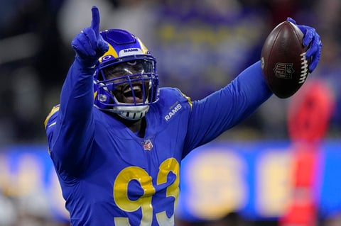 Odell Beckham Jr. y Cooper Kupp capturaron pases de touchdown para los Rams (13-5), campeones de la División Oeste de la Conferencia Nacional