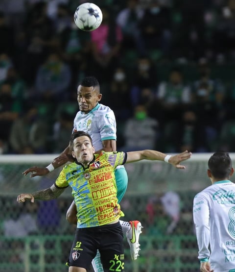 El ecuatoriano Ángel Mena salva a su equipo de la derrota