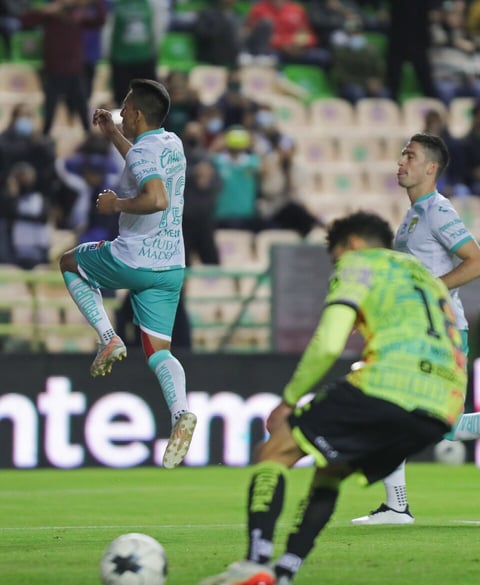 El ecuatoriano Ángel Mena salva a su equipo de la derrota