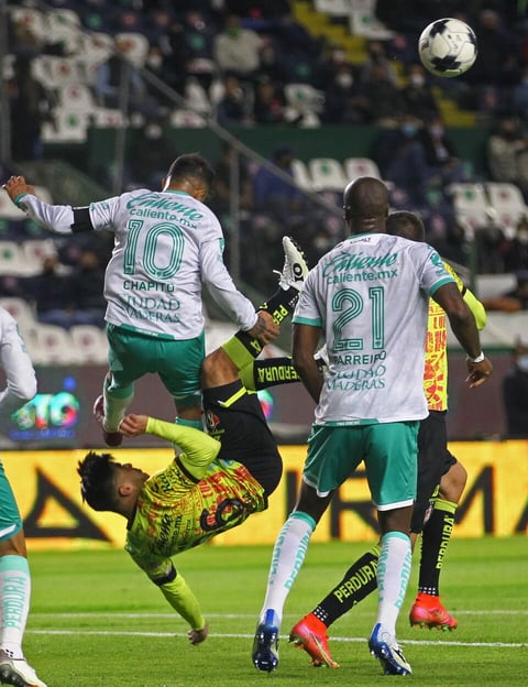 El ecuatoriano Ángel Mena salva a su equipo de la derrota