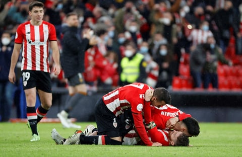 BILBAO, 20/01/2022.- Los jugadores del Athletic Club celebran el pase de su equipo a cuartos de final tras derrotar al FC Barcelona en el encuentro correspondiente a los octavos de final de la Copa del Rey que han disputado hoy jueves en el estadio de San Mamés, en Bilbao. EFE / Luis Tejido.
