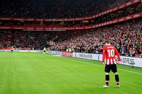 BILBAO, 20/01/2022.- El delantero del Athletic Club, Iker Muniain, celebra el primer gol del equipo bilbaino durante el encuentro correspondiente a los octavos de final de la Copa del Rey que disputan hoy jueves frente al FC Barcelona en el estadio de San Mamés, en Bilbao. EFE / Luis Tejido.