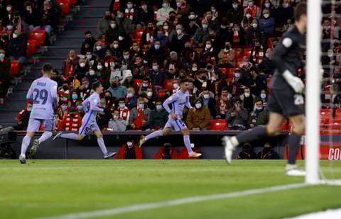 BILBAO, 20/01/2022.- El delantero del FC Barcelona, Ferrán Torres (d), celebra el primer gol del equipo barcelonista durante el encuentro correspondiente a los octavos de final de la Copa del Rey que disputan hoy jueves frente al Athletic Club en el estadio de San Mamés, en Bilbao. EFE / Miguel Toña.