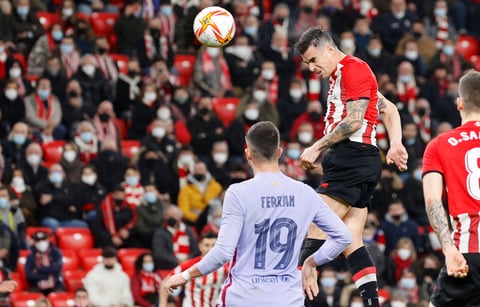 GRAF3390. BILBAO, 20/01/2022.- El centrocampista del Athletic Club Daniel García (d) remata de cabeza, durante el encuentro correspondiente a los octavos de final de la Copa del Rey que Athletic Club y FC Barcelona disputan hoy jueves en San Mamés, en Bilbao. EFE/Luis Tejido.
