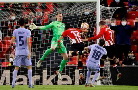 BILBAO, 20/01/2022.- El guardameta alemán del FC Barcelona, Marc-André ter Stegen (2i), intenta detener el remate del delantero del Athletic Club, Álex Belenguer (d), en la jugada que ha significado el segundo gol del equipo bilbaino durante el encuentro correspondiente a los octavos de final de la Copa del Rey que disputan hoy jueves en el estadio de San Mamés, en Bilbao. EFE / Luis Tejido.