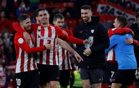 BILBAO, 20/01/2022.- Los jugadores del Athletic Club celebran el pase de su equipo a cuartos de final tras derrotar al FC Barcelona en el encuentro correspondiente a los octavos de final de la Copa del Rey que han disputado hoy jueves en el estadio de San Mamés, en Bilbao. EFE / Miguel Toña.