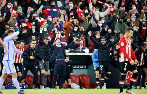 BILBAO, 20/01/2022.- Jugadores y cuerpo técnico del Athletic Club celebran el pase de su equipo a cuartos de final tras derrotar al FC Barcelona en el encuentro correspondiente a los octavos de final de la Copa del Rey que han disputado hoy jueves en el estadio de San Mamés, en Bilbao. EFE / Luis Tejido.