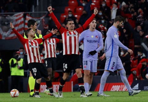BILBAO, 20/01/2022.- Los jugadores del Athletic Club celebran el pase de su equipo a cuartos de final tras derrotar al FC Barcelona en el encuentro correspondiente a los octavos de final de la Copa del Rey que han disputado hoy jueves en el estadio de San Mamés, en Bilbao. EFE / Miguel Toña.