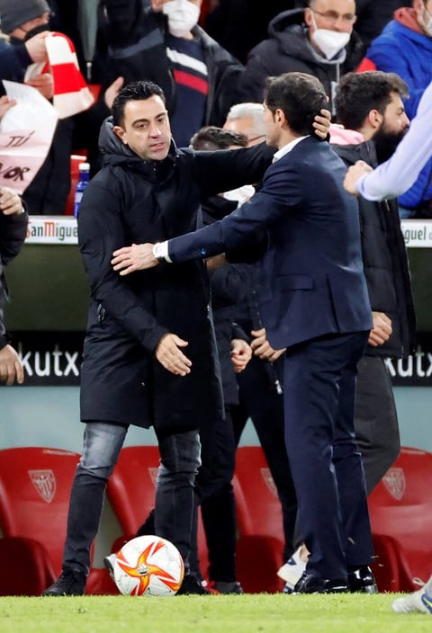 BILBAO, 20/01/2022.- El técnico del FC Barcelona, Xavi Hernández (i), felicita al técnico del Athletic Club, Marcelino García, tras la victoria del equipo bilbaino en el encuentro correspondiente a los octavos de final de la Copa del Rey que han disputado hoy jueves en el estadio de San Mamés, en Bilbao. EFE / Luis Tejido.