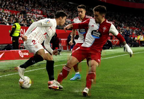 SEVILLA 22/01/2022.- El centrocampista del Sevilla Óliver Torres (i) lucha con Francisco Beltrán (d) y Franco Emanuel Cervi (c), ambos del Celta, durante el partido correspondiente a la jornada 22 de LaLiga Santander hoy sábado en el estadio Sánchez-Pizjuán. EFE/Julio Muñoz