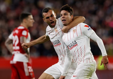 SEVILLA 22/01/2022.- El centrocampista del Sevilla Óliver Torres (d) celebra su gol, segundo del equipo andaluz ante el Celta de Vigo, durante el partido correspondiente a la jornada 22 de LaLiga Santander hoy sábado en el estadio Sánchez-Pizjuán. EFE/Julio Muñoz