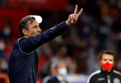 SEVILLA 22/01/2022.- Pablo Sanz, que sustituye a Julen Lopetegui en el banquillo del Sevilla, durante el partido correspondiente a la jornada 22 de LaLiga Santander que Sevilla FC y Celta de Vigo juegan hoy sábado en el estadio Sánchez-Pizjuán. EFE/Julio Muñoz
