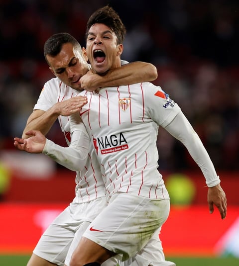 SEVILLA 22/01/2022.- El centrocampista del Sevilla Óliver Torres (d) celebra su gol, segundo del equipo andaluz ante el Celta de Vigo, durante el partido correspondiente a la jornada 22 de LaLiga Santander hoy sábado en el estadio Sánchez-Pizjuán. EFE/Julio Muñoz