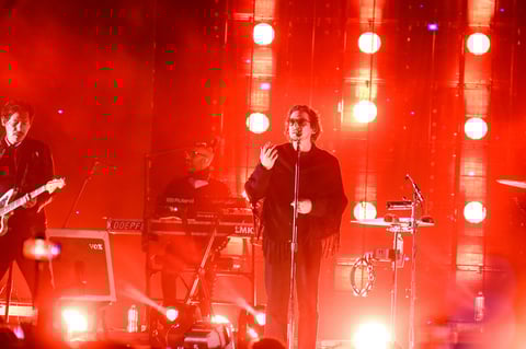 Velur, Karmadame, No hay mal que dure y Últimos días fueron las primeras rolas que Larregui y sus compañeros entregaron al público.