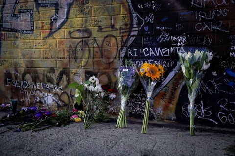 Los Angeles (United States), 27/01/2022.- Flowers are placed next to a mural of former Los Angeles Lakers NBA basketball player Kobe Bryant in Los Angeles, California, USA, 26 January 2022. Bryant and his daughter Giana, along with seven other people, died in a helicopter crash two years ago. (Baloncesto, Estados Unidos) EFE/EPA/CAROLINE BREHMAN